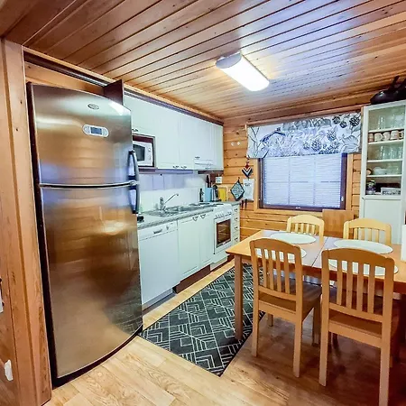 Cozy Arctic Retreat At The Arctic Circle 度假居 *