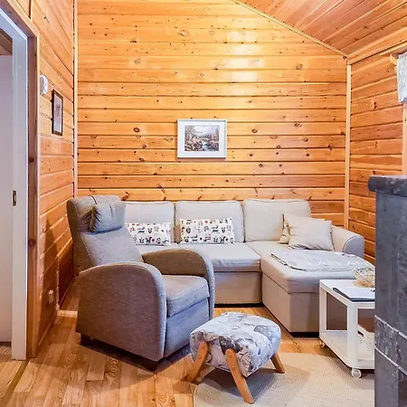 Cozy Arctic Retreat At The Arctic Circle