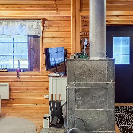 Cozy Arctic Retreat At The Arctic Circle